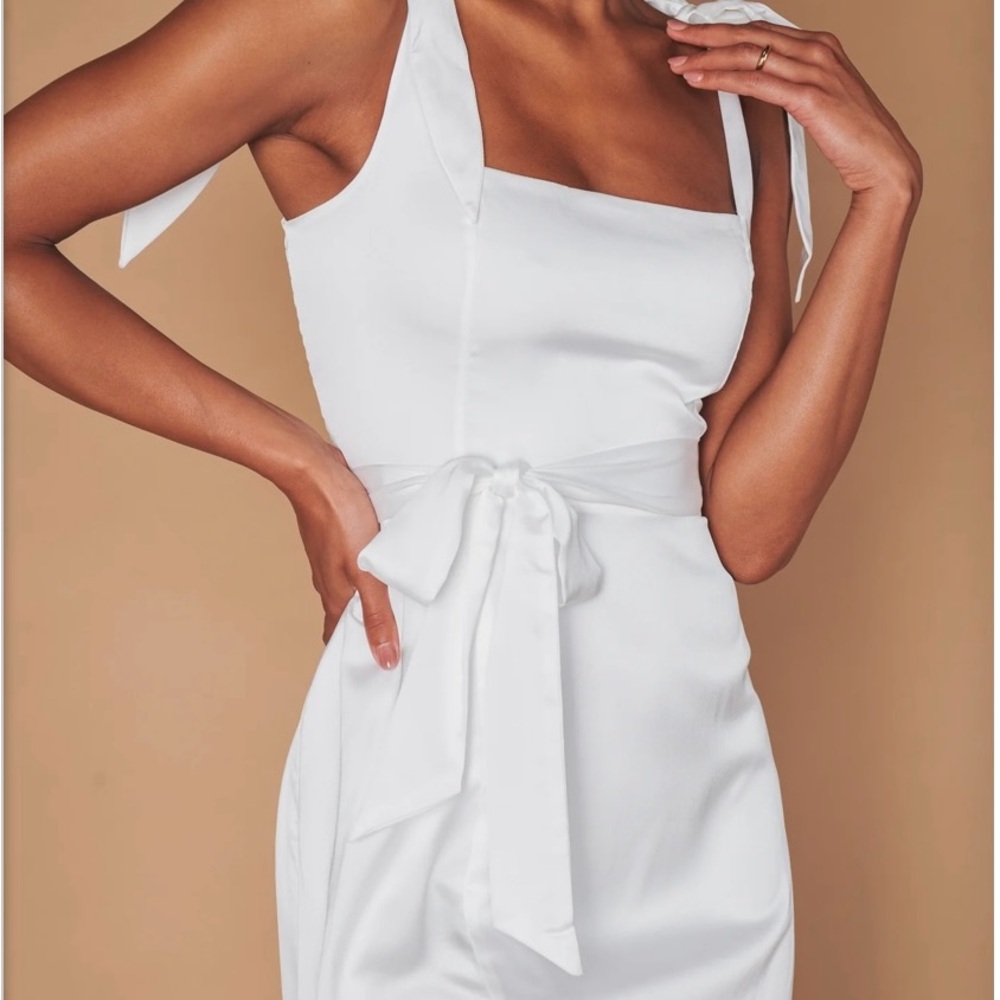 Elegant White Sleeveless Dress